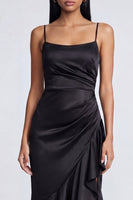 Laden Sie das Bild in den Galerie-Viewer, Schwarzes Meerjungfrauen-Spaghettiträger Satin-Rüschen-Festkleid