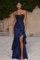 Laden Sie das Bild in den Galerie-Viewer, Trägerloses, marineblaues Pailletten-Abendkleid mit Rüschen und Schlitz