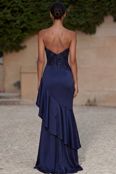 Trägerloses, marineblaues Pailletten-Abendkleid mit Rüschen und Schlitz
