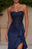 Laden Sie das Bild in den Galerie-Viewer, Trägerloses, marineblaues Pailletten-Abendkleid mit Rüschen und Schlitz