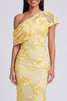 Laden Sie das Bild in den Galerie-Viewer, Gelbes Meerjungfrauen-Formelkleid mit asymmetrischem Hals und floraler Stickerei