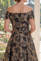 Laden Sie das Bild in den Galerie-Viewer, Ein schwarzes schulterloses Jacquard-Floral-Kleidungsstück mit langer Mutter der Braut