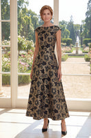 Laden Sie das Bild in den Galerie-Viewer, Ein schwarzes Bateau-Hals-Jacquard-Langkleid von der Mutter der Braut