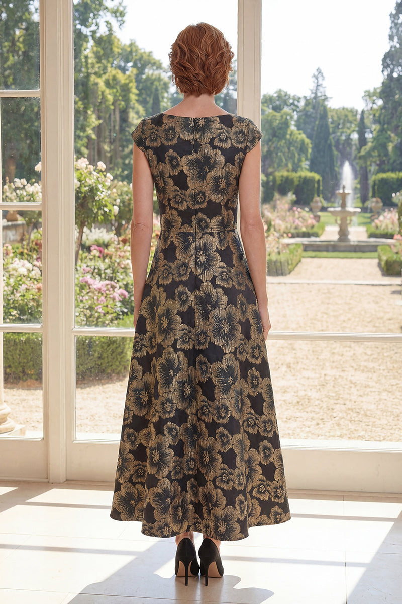 Laden Sie das Bild in den Galerie-Viewer, Ein schwarzes Bateau-Hals-Jacquard-Langkleid von der Mutter der Braut