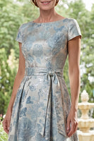 Laden Sie das Bild in den Galerie-Viewer, A-Linie Jacquardblauer Bateau-Ausschnitt Langes Mutter-der-der-Braut-Kleid mit Schleife