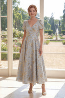 Laden Sie das Bild in den Galerie-Viewer, A-Linie staubiges blaues V-Ausschnitt Jacquard Long Mother Of the Bride Kleid mit Puffärmeln