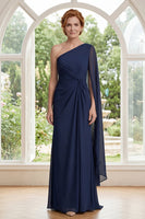 Laden Sie das Bild in den Galerie-Viewer, Chiffon Marineblau einschulter gerafftes Mutter-der-Braut-Kleid mit Cape-Ärmel