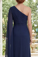 Laden Sie das Bild in den Galerie-Viewer, Chiffon Marineblau einschulter gerafftes Mutter-der-Braut-Kleid mit Cape-Ärmel