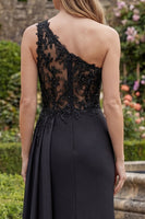 Laden Sie das Bild in den Galerie-Viewer, Schwarzes, einschulteriges Meerjungfrauen, gerafftes langes Abschlussballkleid mit Schlitz