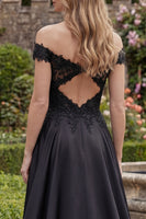 Laden Sie das Bild in den Galerie-Viewer, A-Linie Satin Schwarzes Schulterfreies Langes Abschlussballkleid mit Perlen