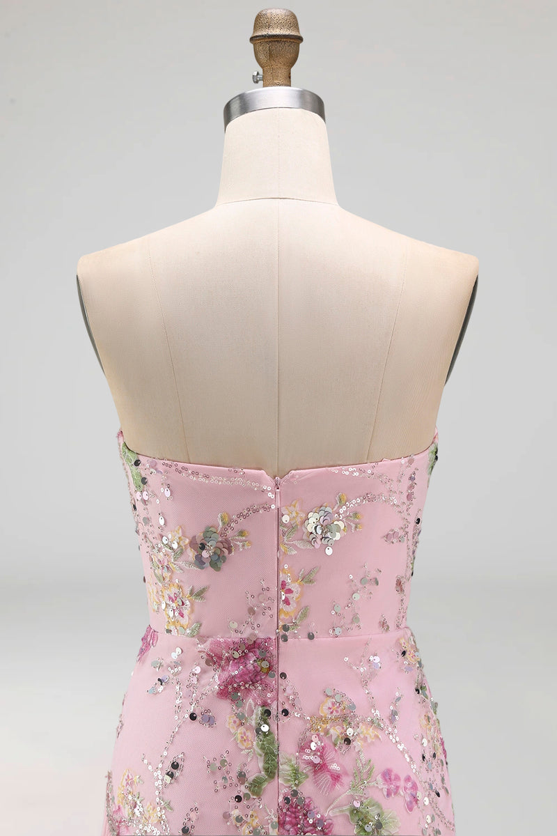 Laden Sie das Bild in den Galerie-Viewer, Trägerloses pinkes, mit A-Linien besetztes, geperltes langes Abschlussballkleid mit Schlitz