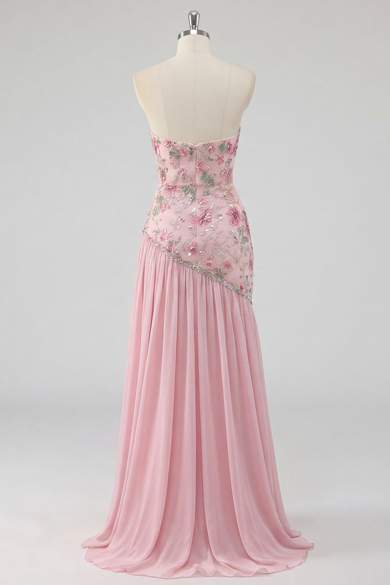 Laden Sie das Bild in den Galerie-Viewer, Trägerloses pinkes, mit A-Linien besetztes, geperltes langes Abschlussballkleid mit Schlitz