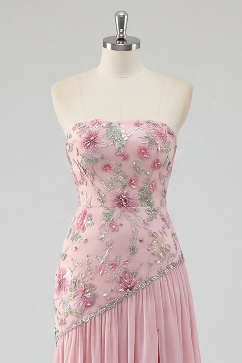 Laden Sie das Bild in den Galerie-Viewer, Trägerloses pinkes, mit A-Linien besetztes, geperltes langes Abschlussballkleid mit Schlitz