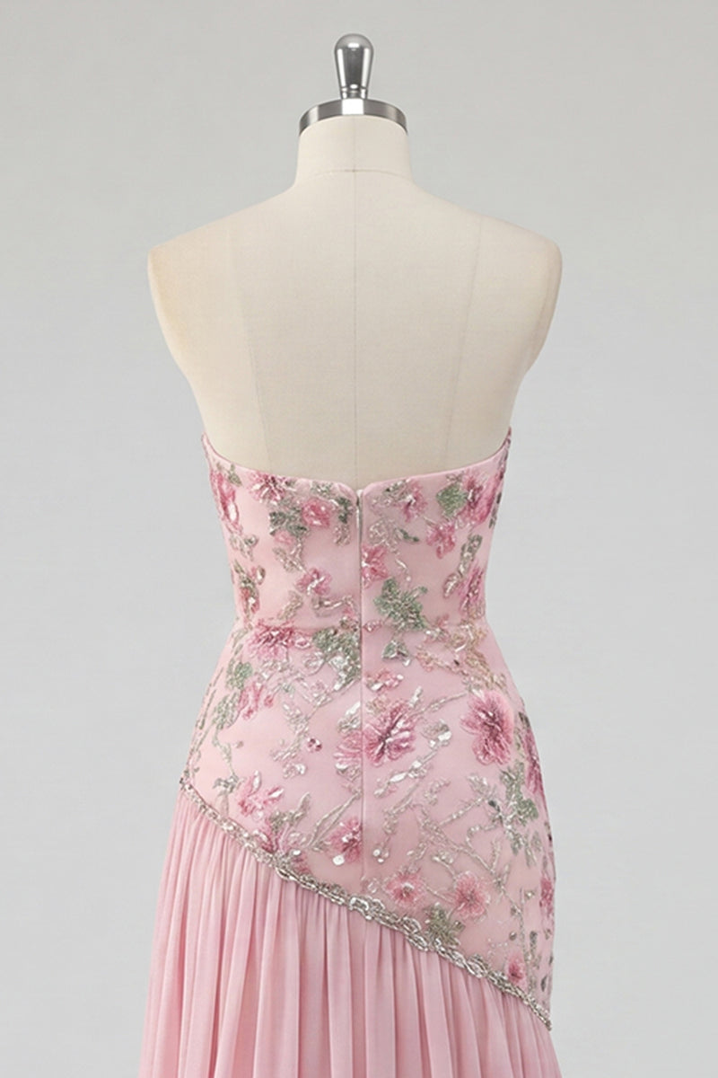 Laden Sie das Bild in den Galerie-Viewer, Trägerloses pinkes, mit A-Linien besetztes, geperltes langes Abschlussballkleid mit Schlitz