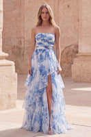 Laden Sie das Bild in den Galerie-Viewer, Weißblaues, blumiges trägerloses, gestuftes, mit Rüschen versehenes langes Abschlussballkleid mit A-Linie