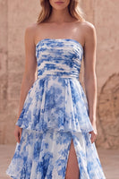 Laden Sie das Bild in den Galerie-Viewer, Trägerloses, weiß-blaues, blumiges, gerafftes, langes Abschlussballkleid mit A-Linie