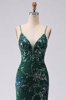 Laden Sie das Bild in den Galerie-Viewer, Glitzerndes dunkelgrünes Meerjungfrauen-Spaghettiträger Pailletten, langes Abschlussballkleid mit Schlitz