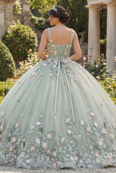 Dusty Sage Quadrathals Abschlusskleid mit Blumenapplikation