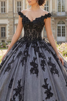 Laden Sie das Bild in den Galerie-Viewer, Off-the-shoulder Schwarzes Abschlusskleid mit Applikationen