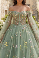 Laden Sie das Bild in den Galerie-Viewer, Off-the-shoulder Grünes Geblümtes Abschlusskleid mit Umhangärmeln