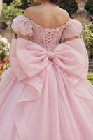 Laden Sie das Bild in den Galerie-Viewer, Rosa Perlen Besetztes Korsett Schulterfreies Abschlusskleid mit großer Schleife