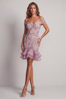 Schulterloses, glitzerndes, fliederbesetztes kurzes Cocktailkleid mit Rüschen
