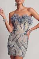Laden Sie das Bild in den Galerie-Viewer, Glitzerndes, staubiges blaues, trägerloses, eng besetztes kurzes Cocktailkleid mit Rüschen