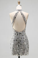 Laden Sie das Bild in den Galerie-Viewer, Glitzerndes Silbernes Kurzes Cocktailkleid mit offenem Rücken hohem Kragen und Perlen