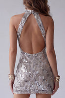 Laden Sie das Bild in den Galerie-Viewer, Glitzerndes silbernes Cocktailkleid mit offenem Rücken, hohem Kragen und Perlen, kurzem Cocktailkleid