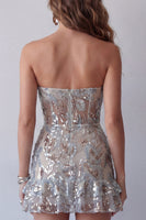 Laden Sie das Bild in den Galerie-Viewer, Glitzerndes, staubiges Salbei-Trägerloses, eng besetztes kurzes Cocktailkleid mit Rüschen