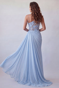 Ein schulteriges himmelblaues applikiertes Chiffon-Festkleid mit Girlande