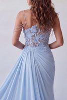 Laden Sie das Bild in den Galerie-Viewer, Ein schulteriges himmelblaues applikiertes Chiffon-Festkleid mit Girlande