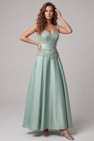 Laden Sie das Bild in den Galerie-Viewer, Grüne Spaghettiträger appliquiertes Satin-Festkleid