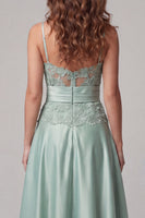 Laden Sie das Bild in den Galerie-Viewer, Grüne Spaghettiträger appliquiertes Satin-Festkleid