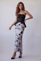 Laden Sie das Bild in den Galerie-Viewer, Schwarzes trägerloses, bodycon Chiffon-Blumen-Midi-Festkleid