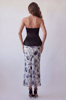 Laden Sie das Bild in den Galerie-Viewer, Schwarzes trägerloses, bodycon Chiffon-Blumen-Midi-Festkleid
