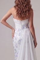 Laden Sie das Bild in den Galerie-Viewer, Hellblaues, trägerloses Bodycon, gerafftes, florales langes Festkleid mit Schärpe