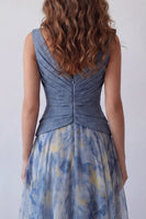 Laden Sie das Bild in den Galerie-Viewer, A-Linie, staubiges blaues Ciffon-Chiffon, gerafftes, blümtes langes Festkleid mit A-Linie