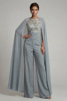 Laden Sie das Bild in den Galerie-Viewer, Graublauer applizierter Rundhals-Jumpsuit mit Mutter der Braut und Umhang