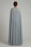 Laden Sie das Bild in den Galerie-Viewer, Graublauer applizierter Rundhals-Jumpsuit mit Mutter der Braut und Umhang