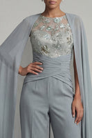 Laden Sie das Bild in den Galerie-Viewer, Graublauer applizierter Rundhals-Jumpsuit mit Mutter der Braut und Umhang