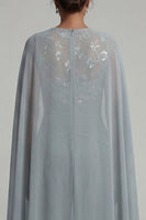 Laden Sie das Bild in den Galerie-Viewer, Graublauer applizierter Rundhals-Jumpsuit mit Mutter der Braut und Umhang