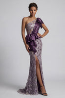 Laden Sie das Bild in den Galerie-Viewer, Glitzerndes einschulteriges lila Meerjungfrauen-Pailletten-Mutter-der-Braut-Kleid mit Schlitz