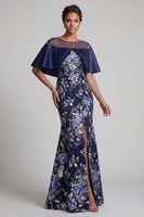 Laden Sie das Bild in den Galerie-Viewer, Marineblaues, geblümtes Meerjungfrauenkleid mit Perlen, lange Mutter der Braut mit Umhang