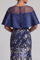 Laden Sie das Bild in den Galerie-Viewer, Marineblaues, geblümtes Meerjungfrauenkleid mit Perlen, lange Mutter der Braut mit Umhang