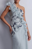 Laden Sie das Bild in den Galerie-Viewer, Glitzerndes, staubiges blaues Chiffon mit Rüschen eines schulterlangen Mutter-der-Braut-Kleid