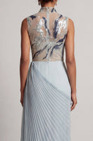 Laden Sie das Bild in den Galerie-Viewer, Staubiges blaues Chiffon-Plissiert, hochhalsiger langer Mutter-der-der-Braut-Kleid
