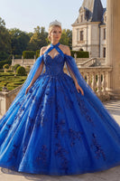 Laden Sie das Bild in den Galerie-Viewer, Königsblaues Halterhals Ballkleid Appliquiertes Abschlusskleid mit Cape-Ärmeln