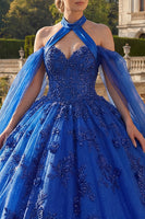 Laden Sie das Bild in den Galerie-Viewer, Königsblaues Halterhals Ballkleid Appliquiertes Abschlusskleid mit Cape-Ärmeln