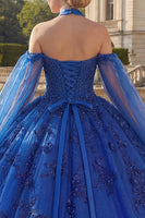 Laden Sie das Bild in den Galerie-Viewer, Königsblaues Halterhals Ballkleid Appliquiertes Abschlusskleid mit Cape-Ärmeln